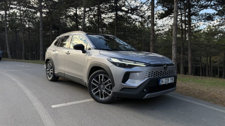 Toyota Corolla Cross Hybrid – Sessiz Güç, Sağlam Duruş